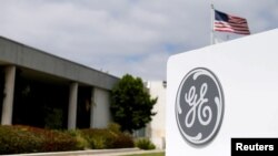 资料照片: 通用电气公司子公司通用电气航空当时位于加州圣安娜的分厂所显示的通用电气标识。(2016年4月13日)