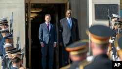 美国国防部长劳埃德·奥斯汀(Lloyd J. Austin)2023年10月18日在五角大楼欢迎英国国防大臣格兰特·沙普斯(Grant Shapps)到访。(美联社)