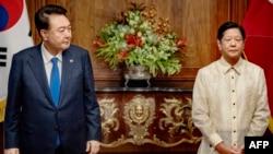 2024年10月7日,菲律宾总统费迪南德·小马科斯(右)在马尼拉的马拉卡南总统府与韩国总统尹锡悦举行会晤。