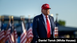 资料照片:美国总统特朗普抵达艾奥瓦州德梅因的博览会场,参加向美国致敬庆祝活动。(2025年7月3日)