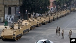 2013年8月在埃及首都开罗的解放广场,军方部署军队和装甲车辆防守广场入口处。