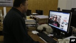 中国异议艺术家艾未未在播放他本人上传到YouTube的一段他模仿韩国歌星PSY江南风的表演(2012年10月25日)。全球广泛使用的视频交流网站YouTube在中国被封,用户必须设法绕过封锁才能登陆。