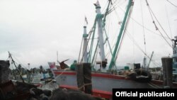မြန်မာလှေလုပ်သားတွေ အလုပ်လုပ်ကိုင်နေတဲ့ ငါးဖမ်းလှေတစီးပုံ
