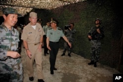 2011年7月12日,美国参谋长联席会议主席马伦抵达杭州的中国军队第一机械化步兵师的演习指挥部