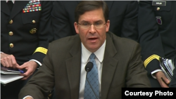 美国陆军部长埃斯珀2019年4月2日在国会作证（众议院视频截图）