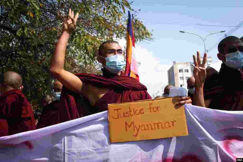 မန္တလေးမြို့က စစ်အာဏာသိမ်း ဆန့်ကျင်ဆန္ဒပြပွဲ မြင်ကွင်း။