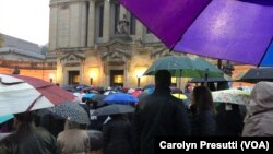 2018年10月28日星期六犹太教堂: 2,300人容量的教堂占满后,1000多人站在雨中通过扩音器参加悼念