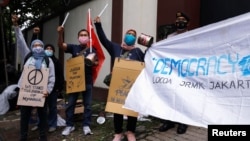 မှတ်တမ်းဓါတ်ပုံ ဖေဖော်ဝါရီ ၅ ရက်နေ့တုန်းက ဂျာကာတာ
မြန်မာသံရုံးရှေ့ ဆန္ဒပြစဉ်