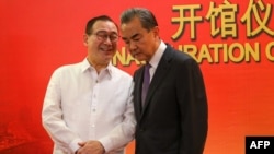 资料照片:2018年10月28日,时任菲律宾外交部长的特奥多罗·洛钦(左)在在南部棉兰那岛举行的中国驻达沃总领馆落成典礼上与中国外交部长王毅会谈。(法新社照片)