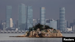 台湾的金门狮屿与中国大陆的厦门只有几公里之遥(路透社资料照)