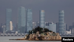 台湾的金门狮屿与中国大陆的厦门只有几公里之遥(路透社资料照)