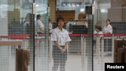 在广深港高速铁路香港段的终点站--西九龙站里展示的安检口。(2018年7月26日)