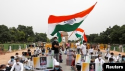 印度主要反对党国大党的支持者向在与中国军队在拉达克地区的边境冲突中丧生的印军士兵举牌致敬(2020年6月26日)