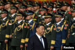 中共建政75周年之前,中国领导人习近平在天安门广场的人民英雄纪念碑前出席纪念仪式。(2024年9月30日)