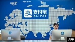 蚂蚁集团在上海的办公楼里支付宝的接待台。(2020年8月28日)