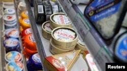 资料照:北京一家超市的奶制品柜台。(2024年8月22日)