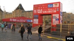 中国利用“一带一路”项目对中亚地区等国扩大影响。2017年7月,工人们正在莫斯科红场准备从俄罗斯经过中亚到中国的“丝路拉力赛”起跑仪式。(美国之音白桦摄)