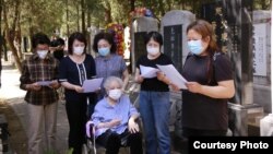 2020年6月4日,部分六四难属在警方监视下到北京万安公募举行集体悼念活动。(天安门母亲提供图片)