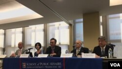 法轮大法信息中心副主任刘宁平(中)、政治分析家伯顿·怀兹(右二)3月29日在美利坚大学讲话