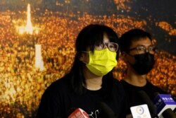 香港支联会副主席邹幸彤2021 年 9 月 5 日出席記者会,背景是支联会在维多利亚公园组织的纪念六四事件烛光会历史照片。