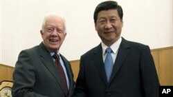 中共领导人习近平(右)2012年12月13日同到访的美国前总统卡特在中南海坐下来举行会谈之前,握手