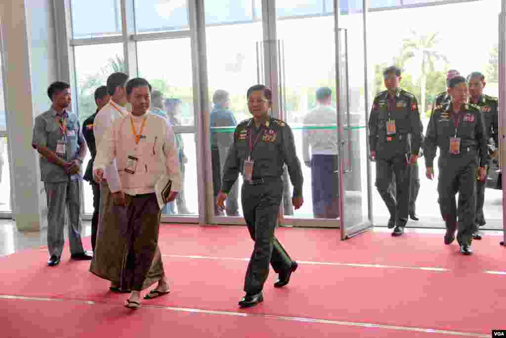 بستگان مسافران هواپیمای مسافربری اتیوپی که از آدیس آبابا راهی کنیا بود، خبر سقوط هواپیما را شنیده‌اند. 