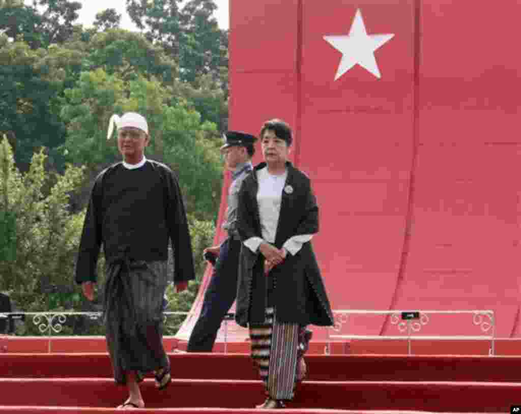 (၆၇) ကြိမ်မြောက် အာဇာနည်နေ့အခမ်းအနားကို တက်ရောက်လာတဲ့ ဗိုလ်ချုပ်အောင်ဆန်းရဲ့သားကြီး ဦးအောင်ဆန်းဦး နဲ့ ဇနီး ဒေါ်လဲ့လဲနွယ်သိန်း (ဇူလိုင် ၁၉၊ ၂၀၁၄)။  