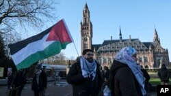 抗议者与媒体聚集在荷兰海牙的联合国国际法院外等待法庭有关以哈冲突的裁决。(2024年1月26日)