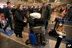 2015年12月31日,法国驻华记者郭玉走在北京首都机场,准备离开中国。