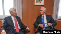 彭斯2018年11月17日与台湾总统蔡英文的APEC领袖代表张忠谋会面(台湾外交部照片)