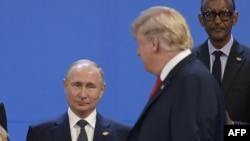 资料照:美国总统特朗普(右)与俄罗斯总统普京在布宜诺斯艾利斯出席G20领导人峰会期间合影。(2018年11月30日)