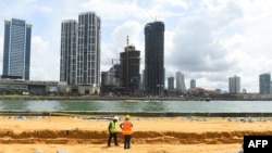 资料照片:工人在斯里兰卡科伦坡中国资助的港口城项目建筑工地上工作。(法新社2019年11月8日照片)