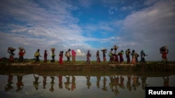 ရခိုင်ပြည်နယ်က ထွက်ပြေးသွားသည့် ဒုက္ခသည်တချို့။ (နိုဝင်ဘာ ၀၂၊ ၂၀၁၇)