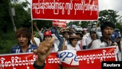 အနိမ့်ဆုံးလုပ်အားခ သတ်မှတ်ပေးရေး လှိုင်သာယာ စက်မှုဇုံ အလုပ်သမားတွေ ဇူလိုင်လတွင်း ဆန္ဒပြ တောင်းဆိုနေစဉ်။