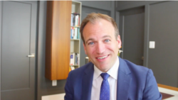 前美国国际宗教自由委员会委员约翰尼∙摩尔接受美国之音采访(Skype视频截图)