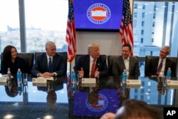 2016年12月14日,美国总统当选人川普同技术行业领导人会面时发表讲话。