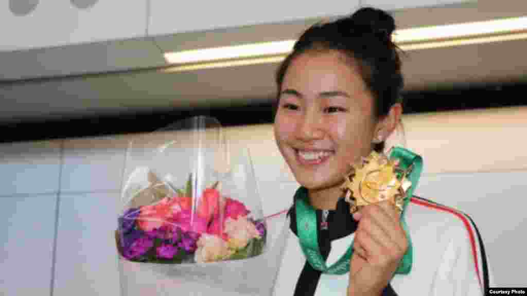香港知名百米跨栏运动员吕丽瑶曾获亚洲室运会跨栏冠军(苹果日报图片)。吕丽瑶表示,从未听过香港体育界有性侵或非礼案例,但相信类似事件存在,希望鼓起勇气求助,不再姑息养奸。吕丽瑶称,数月前美国奥运体操金牌女将勇敢公开被队医性侵经历,激励她说出真相。吕丽瑶表示,她跟涉嫌教练近年还有来往,事隔多年决定公开事件,目的是唤起对儿童被性侵的关注、鼓励受害者勇敢站出来,也让大众明白性议题并不是尴尬、羞耻或不可公开讨论的事。据港媒报道,警方已间接接触吕丽瑶,但她婉拒合作。因该案暂无人证、物证或环境证据,警方需要当事人举报才可展开调查,会继续派人游说她报警,也不排除到她曾就读的中学调查。
