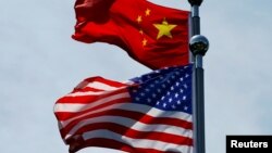 Cờ Trung Quốc và quốc kỳ Mỹ.