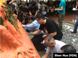 2018年5月4日,清洗“国殇之柱”行动在进行 (美国之音记者申华 拍摄)