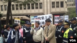 台湾内政部官员(中间手持麦克风者)与请愿者对话。(美国之音燕青拍摄)