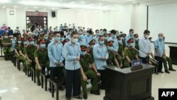 Một phiên toà xét xử người dân làng Đồng Tâm, liên quan đến việc tranh chấp đất đai giữa người dân và chính quyền, tại Hà Nội hồi tháng 9/2020. TAND tối cao vừa đưa ra dự thảo quy định xét xử trực tuyến trong tình hình đại dịch virus corona.