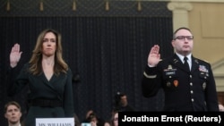 彭斯副总统的助理珍妮弗·威廉(左)和国家安全委员会乌克兰问题专家亚历山大·文德曼中校在国会弹劾听证会上宣誓作证。(2019年11月19日)