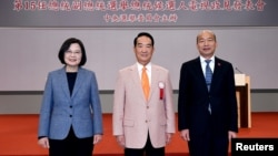 左起:台湾总统候选人蔡英文,宋楚瑜和韩国瑜在台北举行电视辩论表述政见之前合影。(2019年12月18日)