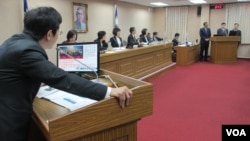 台湾立法院外交及国防委员会星期四(4月19号)质询的情形(美国之音张永泰拍摄)