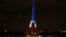 Tháp Eiffel được chiếu sáng màu quốc kỳ xanh, trắng, đỏ của Pháp để vinh danh các nạn nhân của các vụ tấn công khủng bố ở Paris, ngày 16/11/2015.