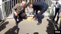 公开信最后被留置在人行道上(美国之音国符拍摄)