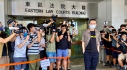 香港歌手黄耀明8月5日到东区裁判法院应讯,他2018年3月出席前立法会议员区诺轩选举造势晚会唱歌,被廉政公署起诉涉嫌违反选举舞弊条例,获裁判官批准签保守行为撤案 (美国之音/汤惠芸)