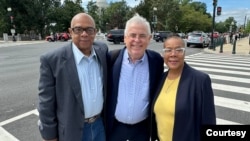 资料照片:被中国拘禁的美国公民小纳尔森·威尔士(Nelson Wells Jr.)的父亲老纳尔森·威尔士(Nelson Wells Sr)与韩飞龙(Peter Humphrey)在华盛顿国会山前合影。(2024年9月18日)