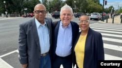 听证会后,老纳尔森·威尔士与韩飞龙合影