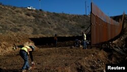 工人在美国-墨西哥边界上修筑隔离墙(2018年12月13日)